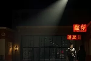灯下三人对坐的暖色剪影封面