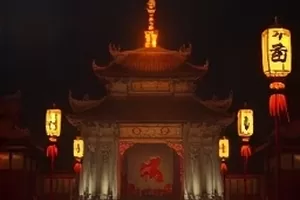 天台上被风吹起的衣角与城市远景封面