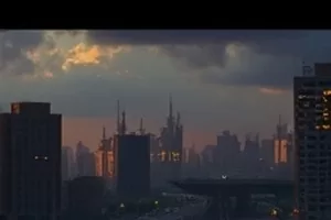 深夜影院最后一排观众的剪影封面